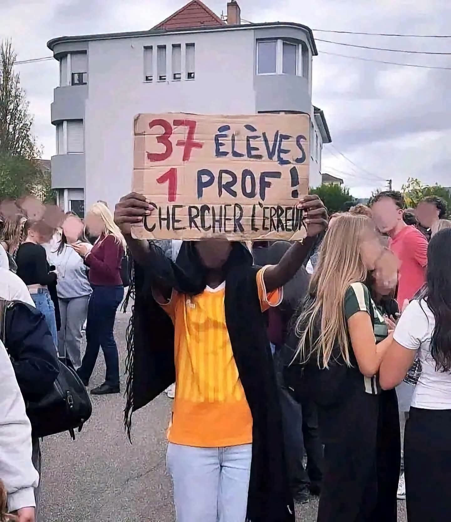 Manifestation en France : "Les lycéens veulent la démission du président français Emmanuel Macron