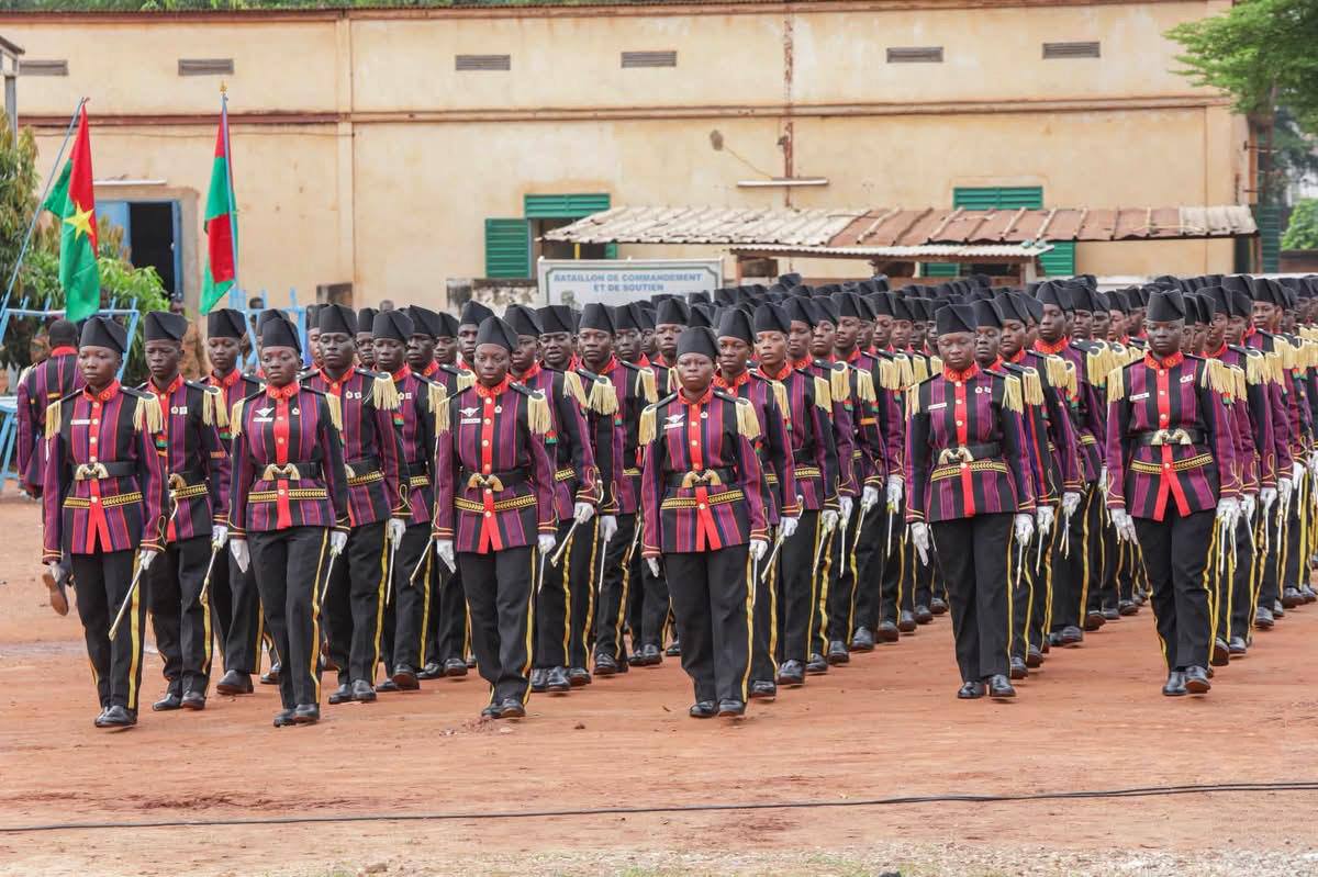 đ§đ« Au Burkina Faso, plus de 130 officiers rejoignent les rangs des forces armĂ©es